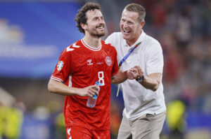 Thomas Delaney og Jesper Møller efter Danmarks EM-kamp mod Serbien.