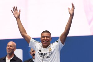 Kylian Mbappé rækker armene i vejret for Real Madrid