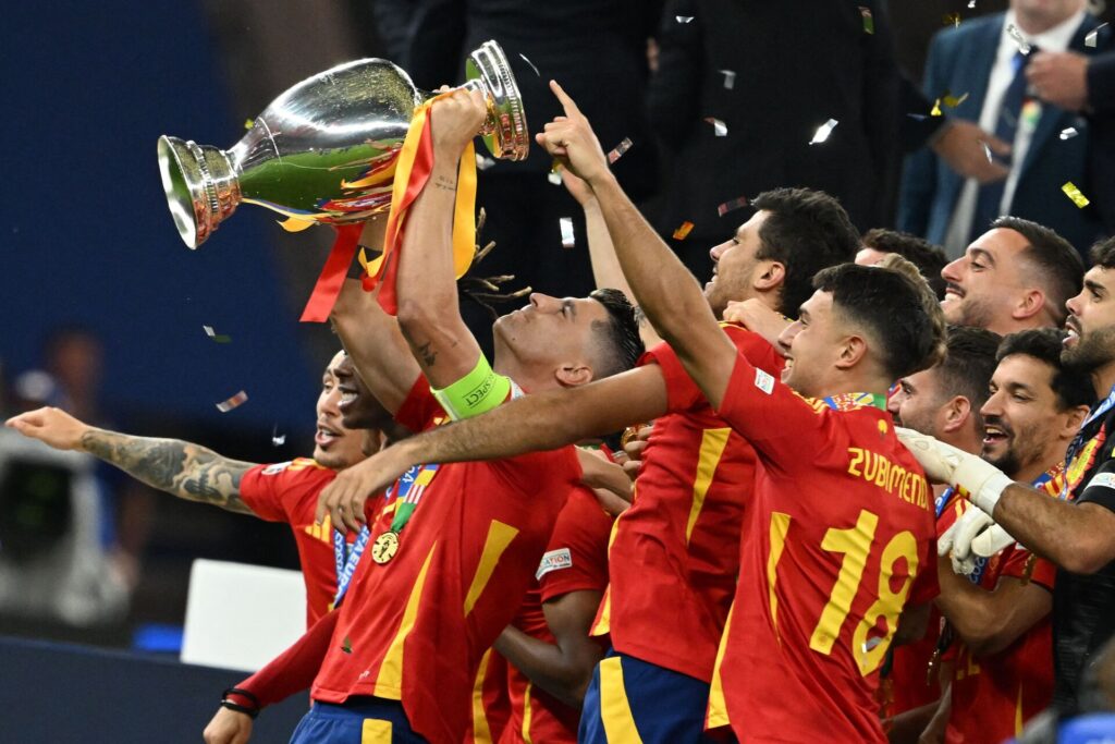 Spanien løfter EM-trofæet.