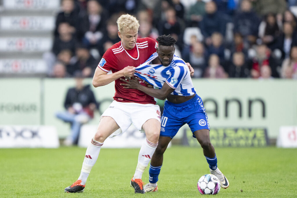 Vejles Oliver Provstgaard stopper OBs Don Deedson Louicius under superligakampen mellem Vejle Boldklub og OB på Vejle Stadion mandag den 6. maj 2024.