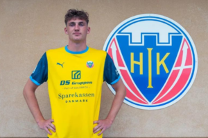 Oliver Dorph præsenteret i Hobro foran klublogoet