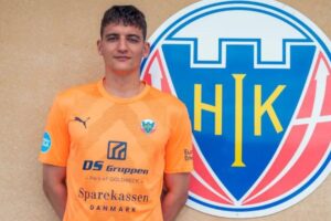 Jonas Dakir poserer foran Hobros logo