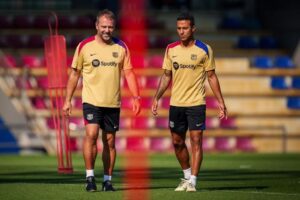 Thiago på banen med Hansi Flick i FC Barcelona