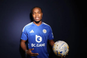 Abdul Fatawu holder en bold i hånden i sin præsentation for Leicester