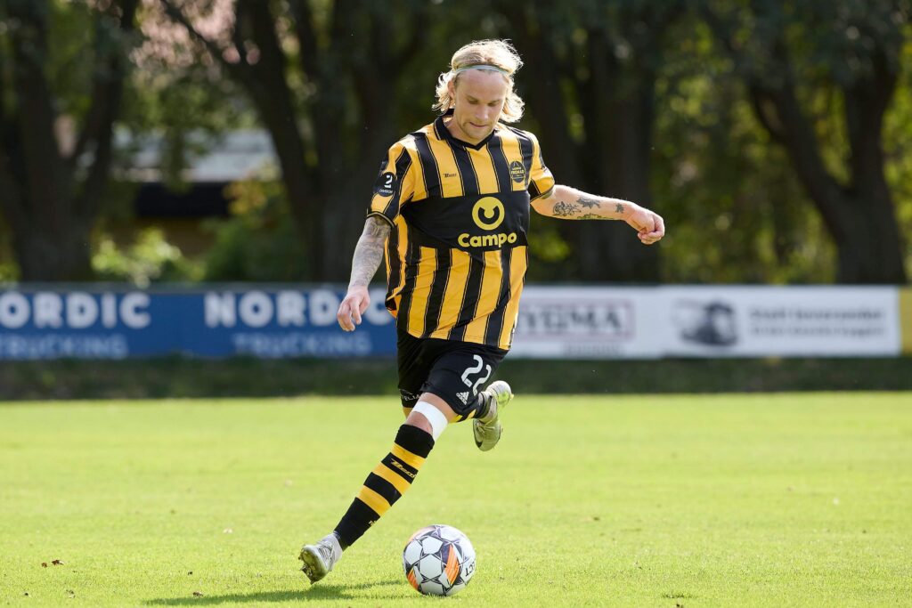 Sebastian Buch sparker til bolden i kamp for Aarhus Fremad på Riisvangen