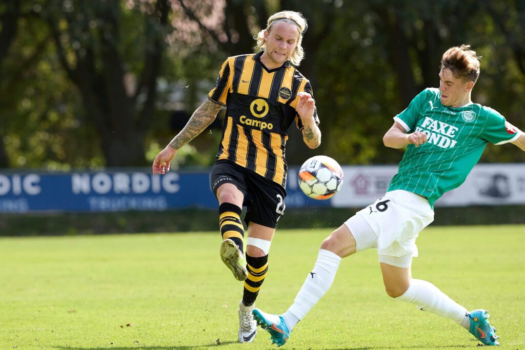 Sebastian Buch i kamp om bolden med en spiller fra Næstved Boldklub