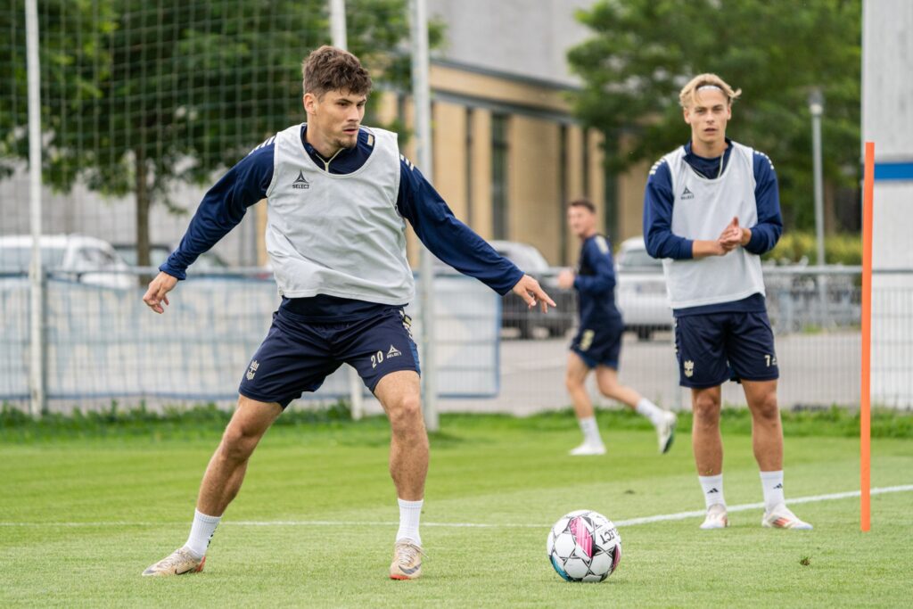 Leon Klassen i træning for Lyngby Boldklub