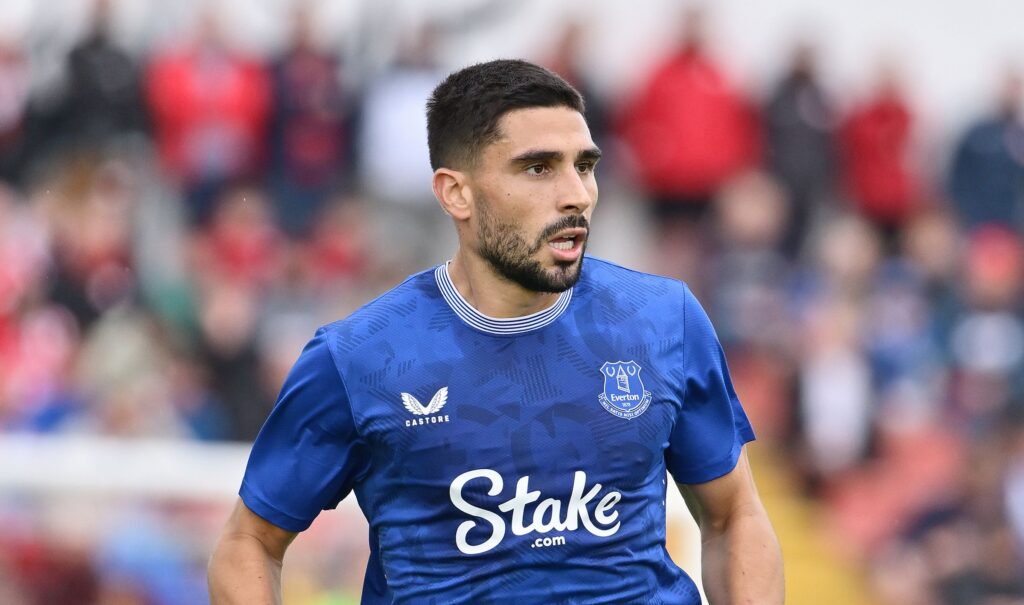 Neil Maupay i kamp for Everton