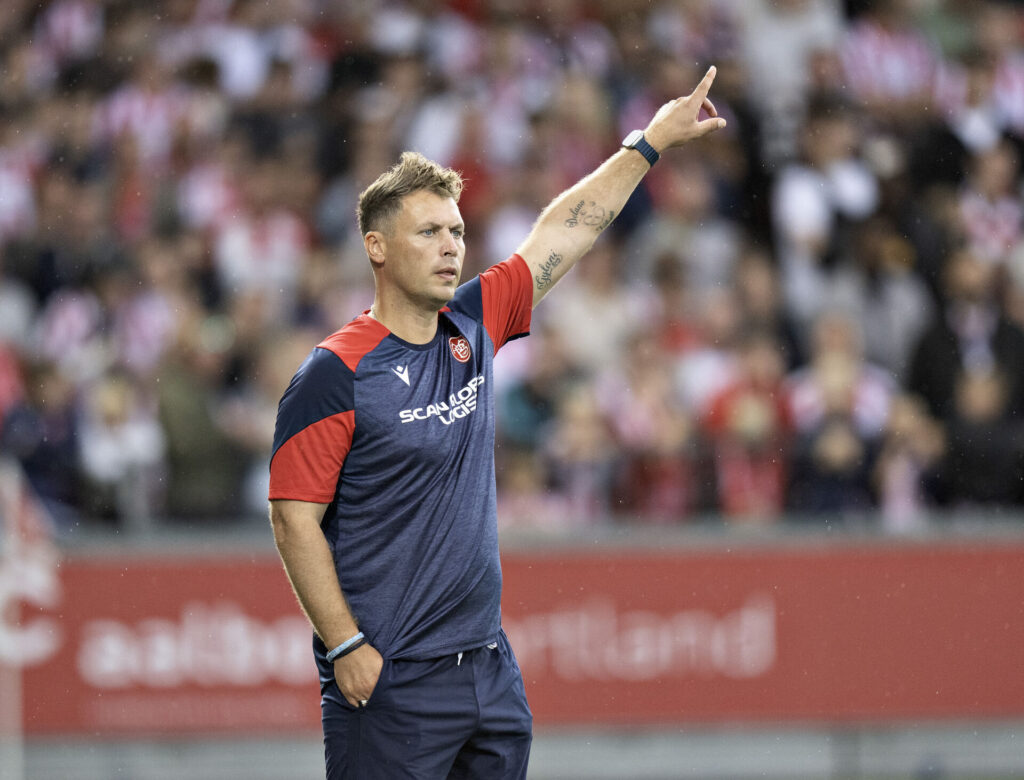 AaB's cheftræner Menno van Dam i superligakampen mellem AaB og Brøndby IF på Aalborg Portland Park, søndag den 18. august 2024.