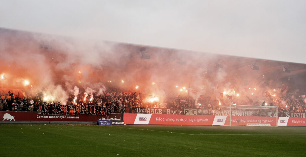 AaB fans med romerlys i superligakampen mellem AaB og AGF på Aalborg Portland Park