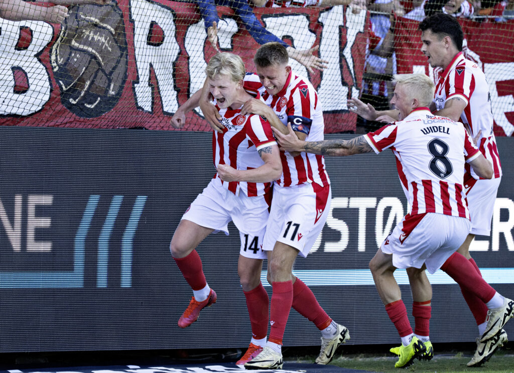 Malthe Højholt fejrer sin scoring for AaB mod Silkeborg.