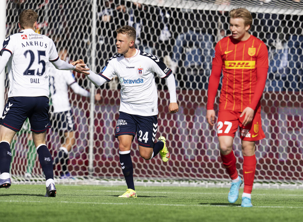 AGFs Frederik Ihler udligner til 2-2 på FC Nordsjællands Andreas Hansen under superligakampen mellem FC Nordsjælland og AGF, i Farum Park, søndag den 10. april 2022.