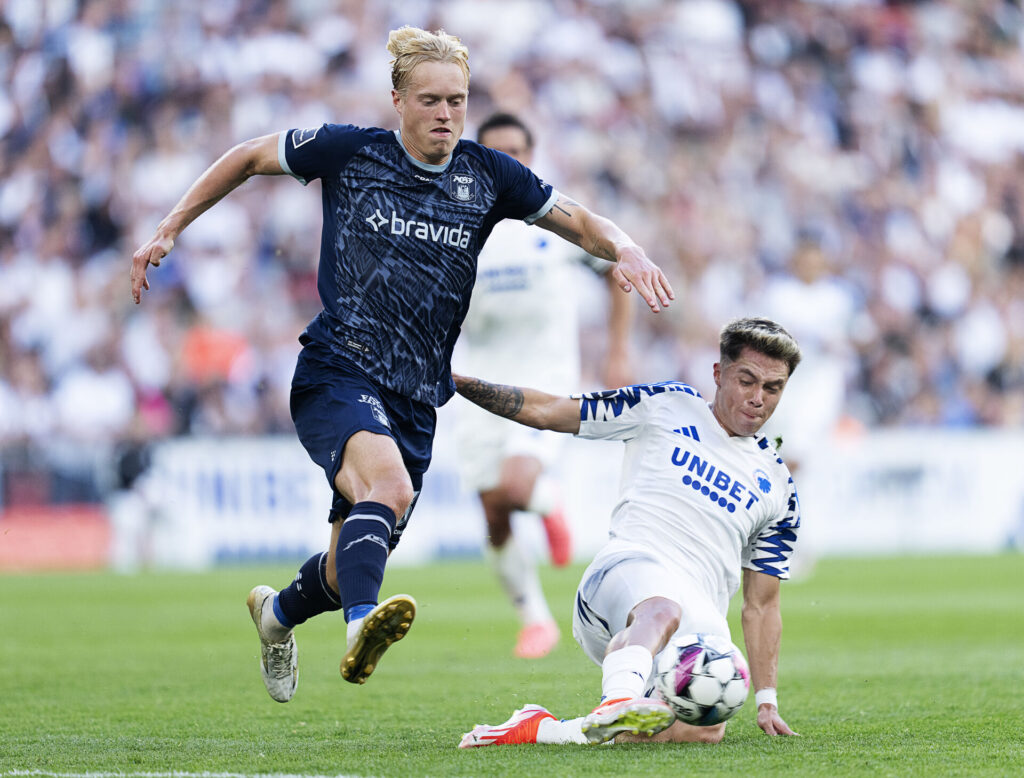 AGF's Tobias Bech forsøger at sætte FCK's Huescas.