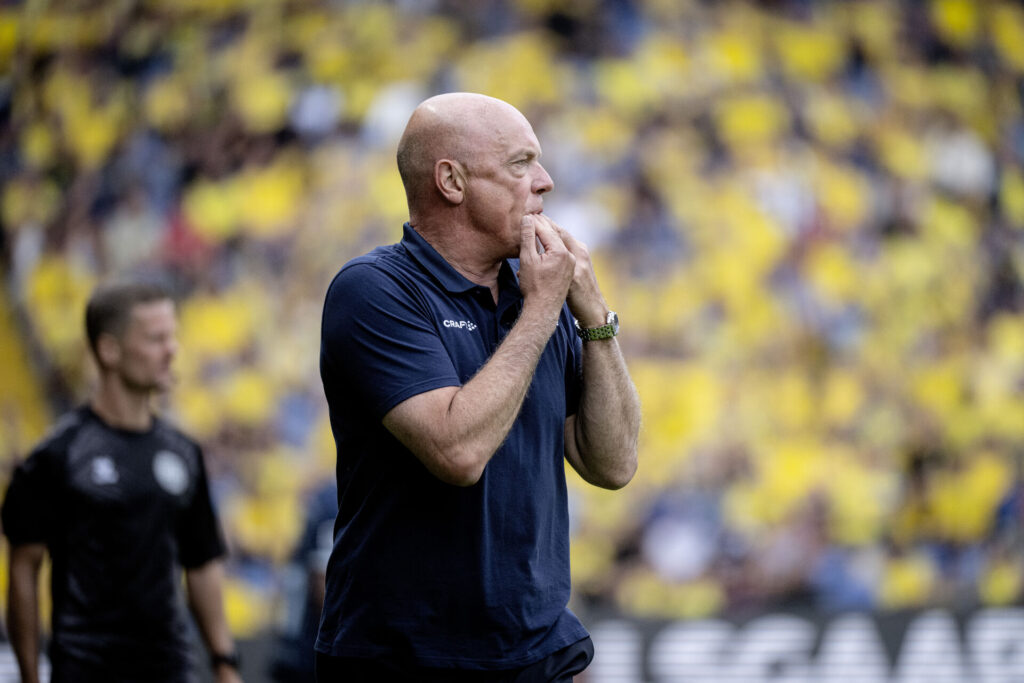 AGF-cheftræner Uwe Rösler pifter ad sine spillere under kampen mod Brøndby IF.