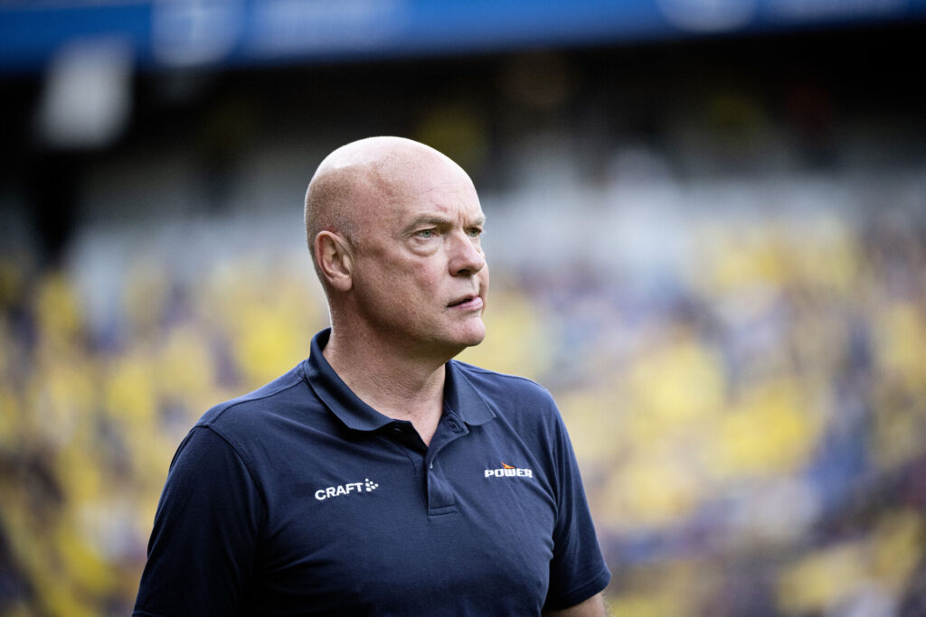 Uwe Rösler spejder ud mod sine AGF-spillere under kampen på Brøndby Stadion.