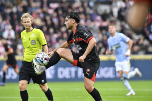 Aral Simsir tager bolden ned i kampen mellem FC Midtjylland og Sønderjyske.
