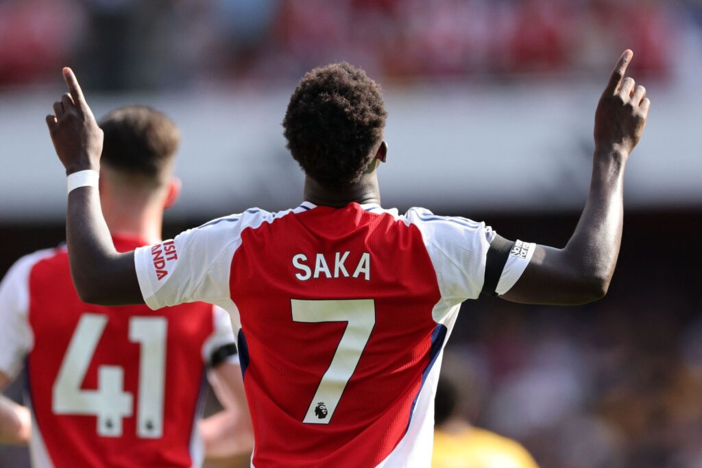 Bukayo Saka rækker armene i vejret efter scoring for Arsenal mod Wolverhampton