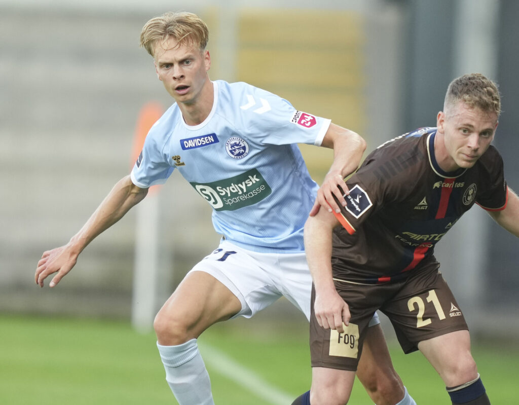 Atli Barkarson (Sønderjyske 21) mod S?var Magnusson (Lyngby 21) under Superligakampen mellem Sønderjyske og Lyngby Boldklub på Sydbank Park i Haderslev fredag den 26. juli 2024.