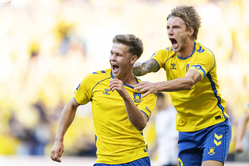 Filip Bundgaard jubler over sin scoring sammen med Daniel Wass.