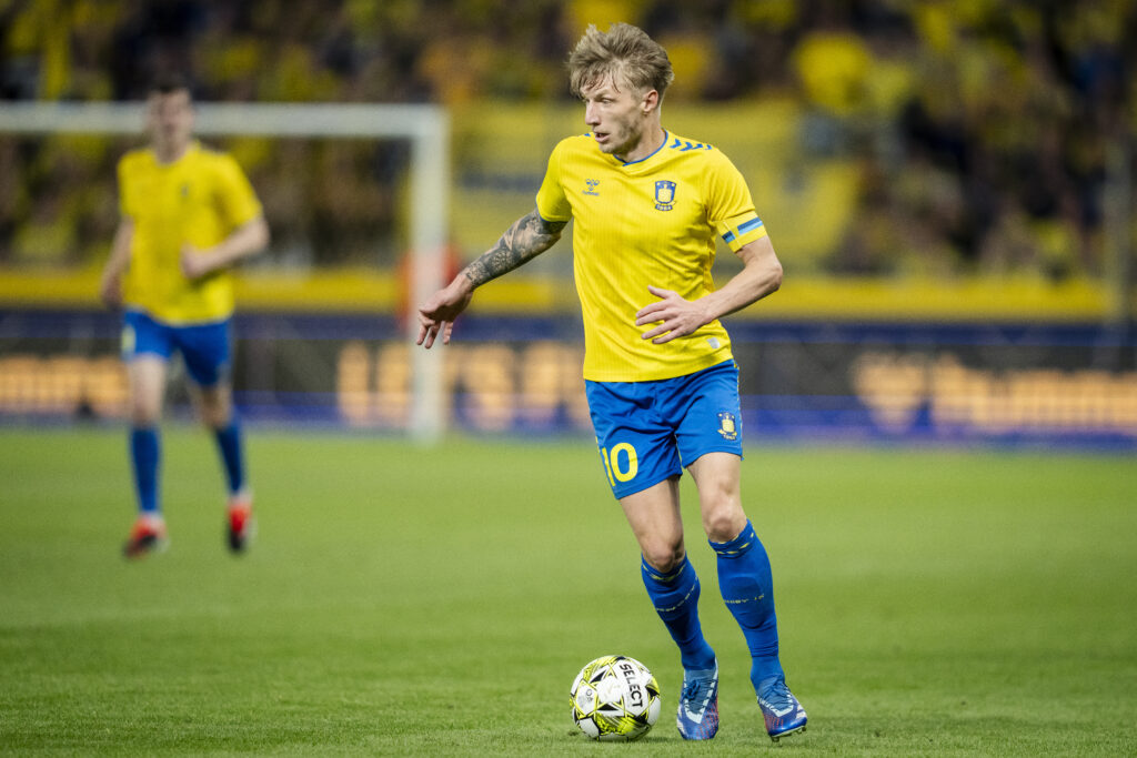 Daniel Wass med bolden i Brøndbys kamp mod FC Nordsjælland.