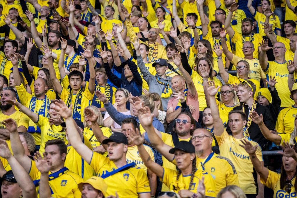 Brøndbyfans under superligakampen mellem Brøndby og Vejle på Brøndby Stadion mandag den 29. juli 2024