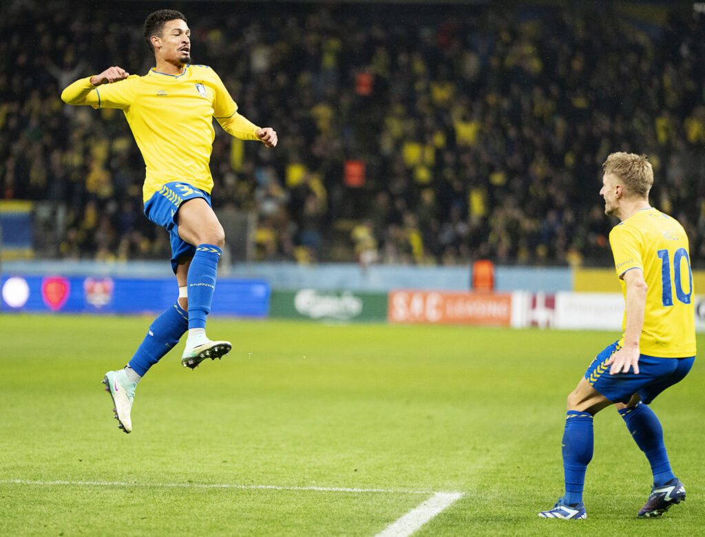 Frederik Alves fejrer en scoring for Brøndby IF.