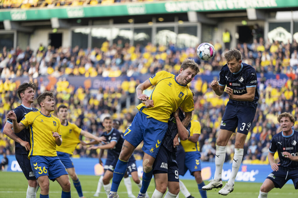 Nicolai Vallys header til bolden i kampen mellem Brøndby og Randers.