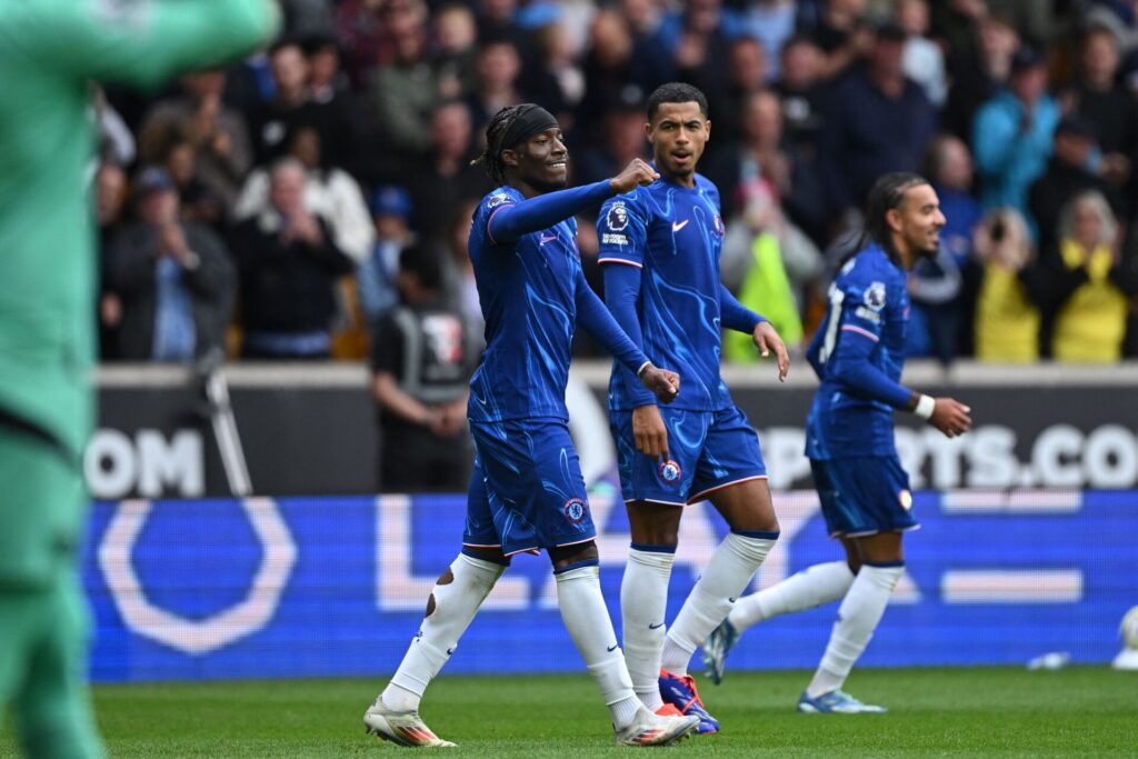 Noni Madueke fejrer scoring for Chelsea under Premier League-kampen mod Wolves på Molineux Stadium.