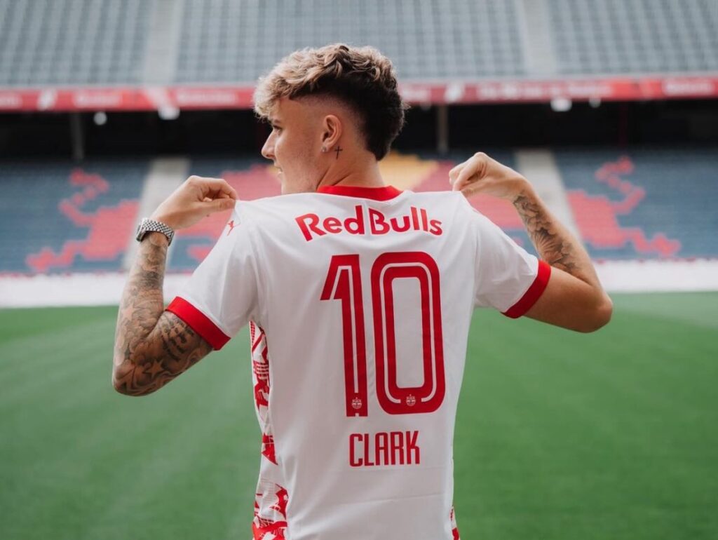 Bobby Clark fremviser trøje i RB Salzburg