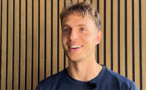 Daniel Høegh foran et akustik panel i Randers