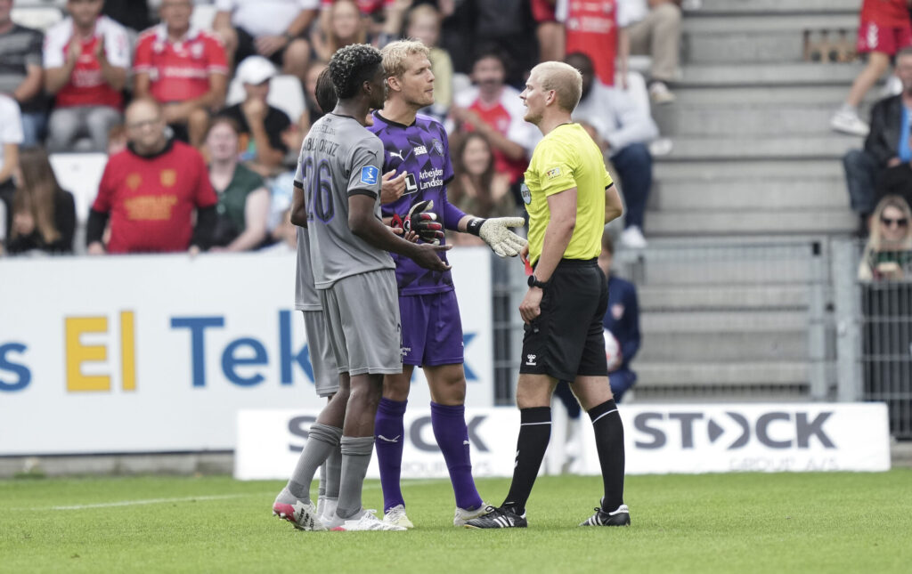 Pablo Ortiz modtager et rødt kort under en kamp for FC Midtjylland.