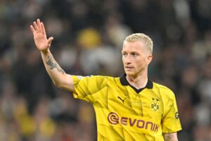 Marco Reus hilser under kamp for Dortmund.