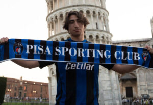 Alexander Lind holder halstørklæde op