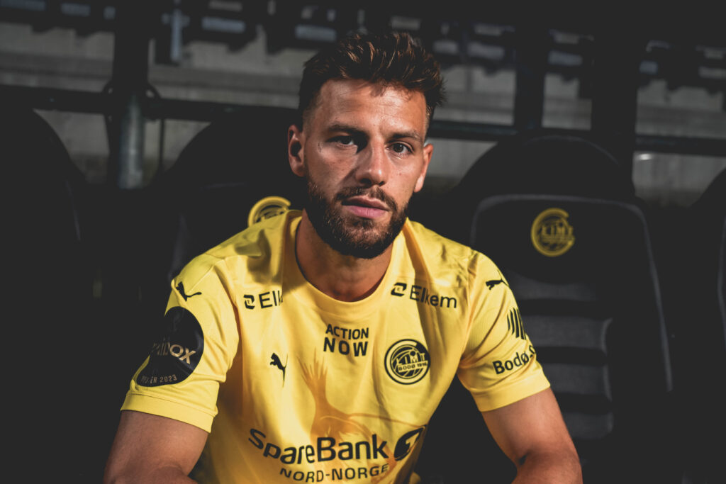 Phillip Zinckernagel sidder iført Bodø/Glimt-tøj