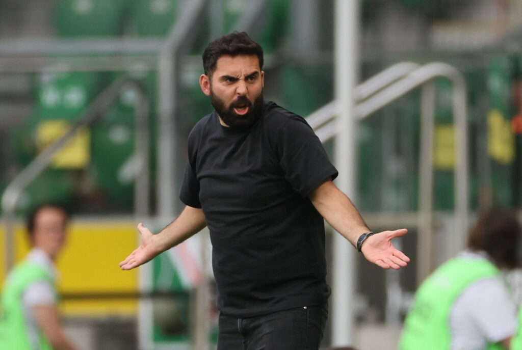 Goncalo Feio forstår ingenting under en kamp på sidelinjen for Legia Warzawa.