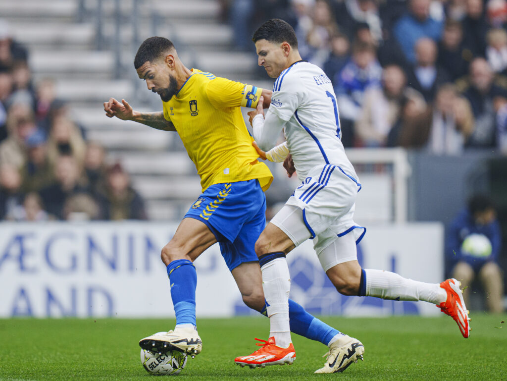 Få det fulde transfer overblik over alle til- og afgange i Superligaen sommeren 2024. På billedet ses Brøndby IF's Ohi Omoijuanfo og F.C. Københavns Mohamed Elyounoussi i duel under en superligakamp i foråret 2024.