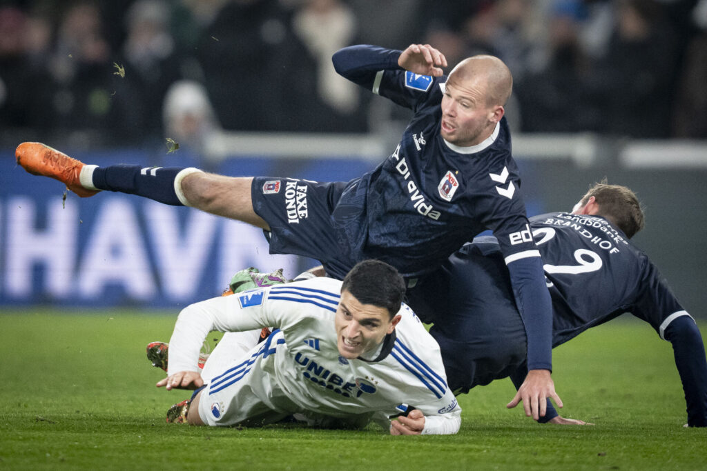 AGF's Nicolai Poulsen i kamp mod F.C. Københavns Mohamed Elyounoussi.