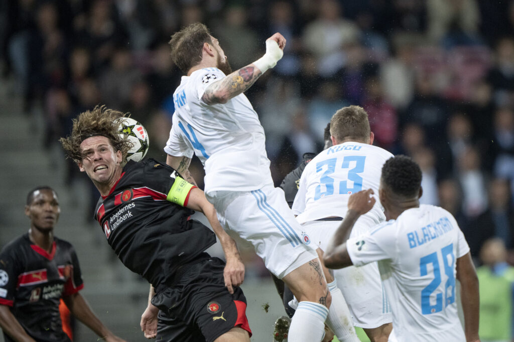 Mads Bech Sørensen i kamp om bolden mod Slovan Bratislava.