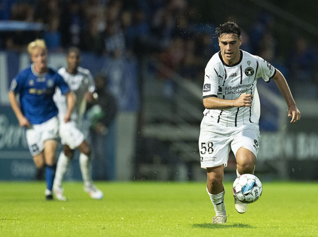 Aral Simsir driver bolden frem for FC Midtjylland.