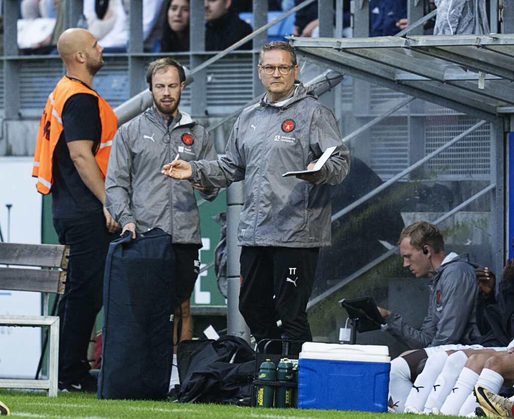 Thomas Thomasberg på sidelinjen under kampen mod Lyngby Boldklub.