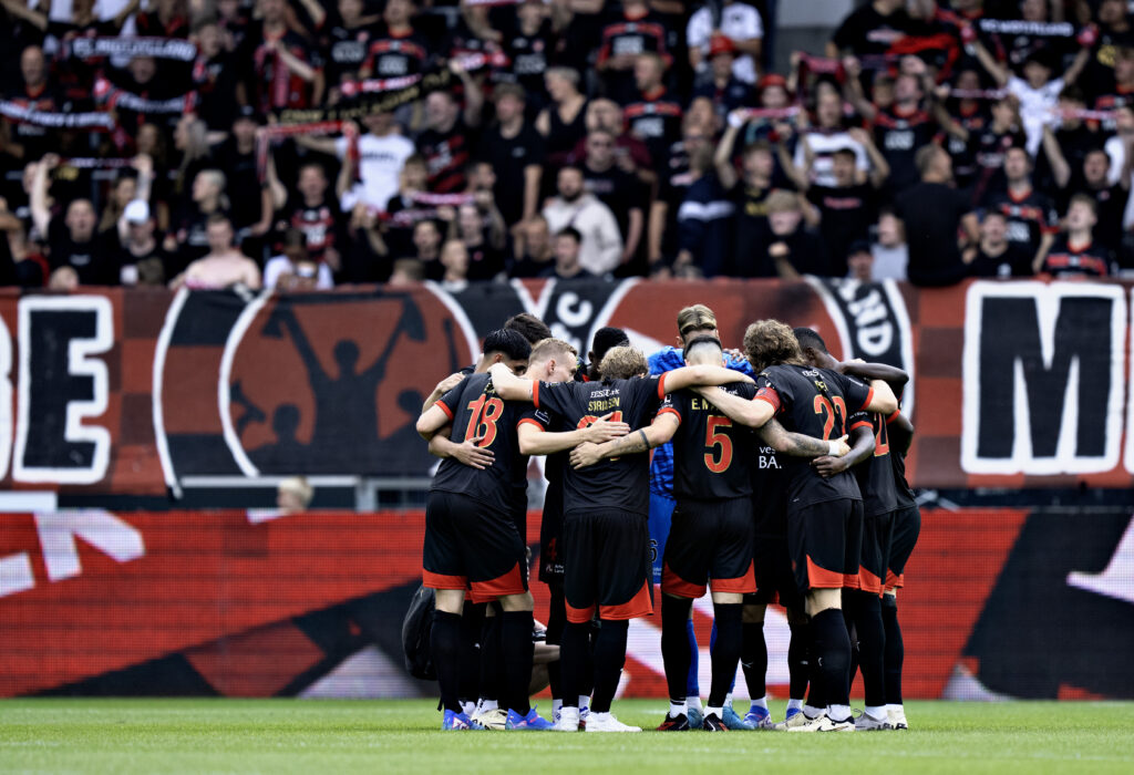 FC Midtjylland-spillerne samles i en klynge før kampen fløjtes i gang.