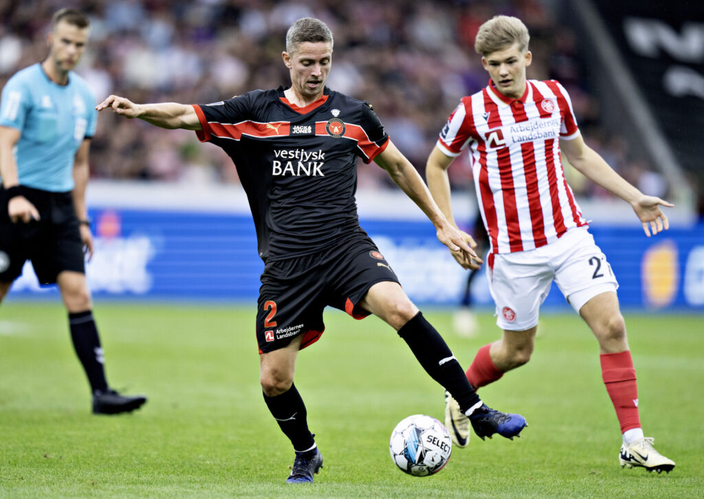 FC Midtjyllands André Rømer mod AaB's Mads Bomholt i superligakampen mellem FC Midtjylland og AaB på MCH Arena i Herning, lørdag den 3. august 2024.