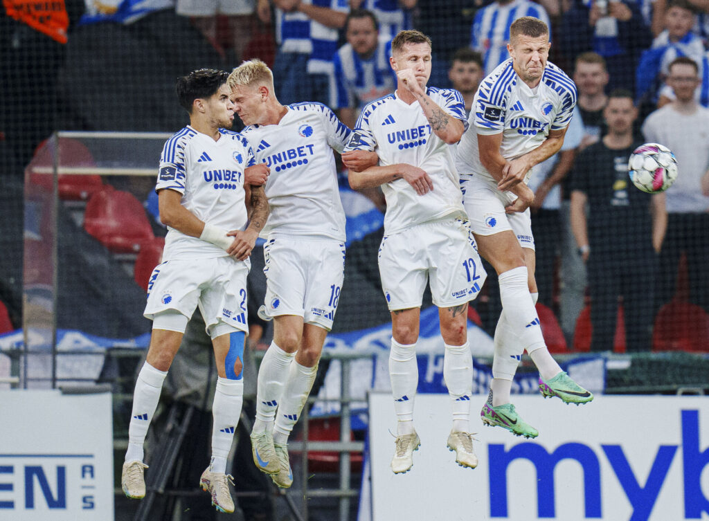 FCK-spillere står i mur