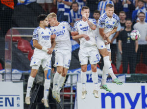 FCK-spillere står i mur