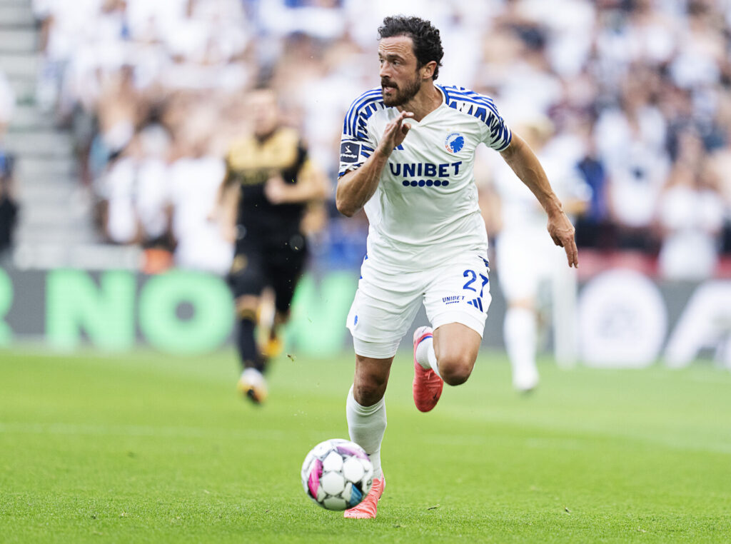 Thomas Delaney driver bolden frem under en kamp for F.C. København.