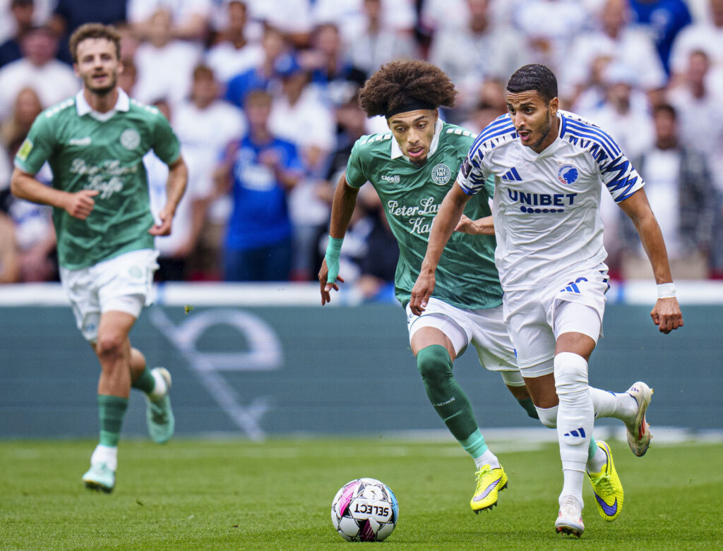 FCKs Elias Achouri og Viborgs Serginho under superligakampen mellem F.C. København og Viborg FF i Parken i København søndag den 18. august 2024