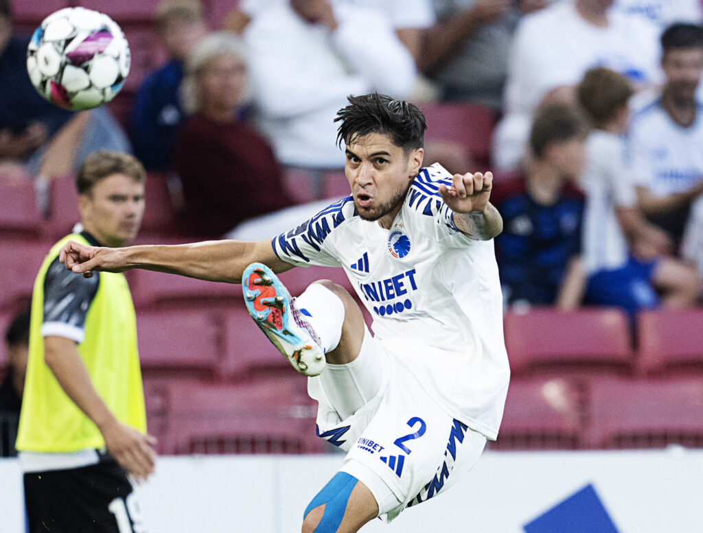 Kevin Diks sparker til en bold for FCK