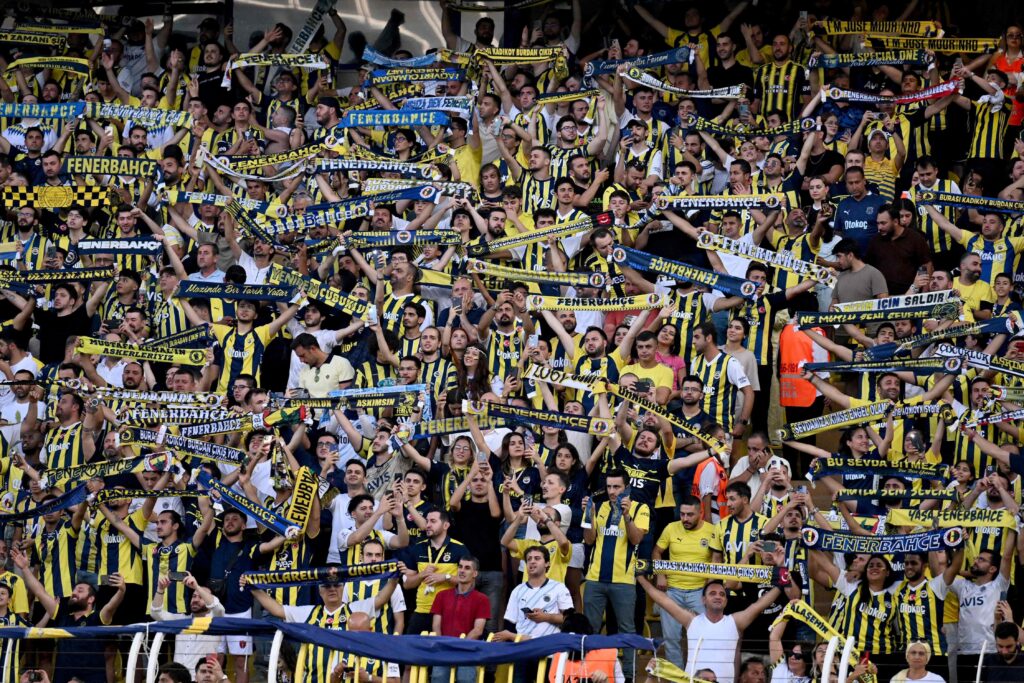 Fenerbahce-fansene støtter op om klubben med sang og halstørklæder.