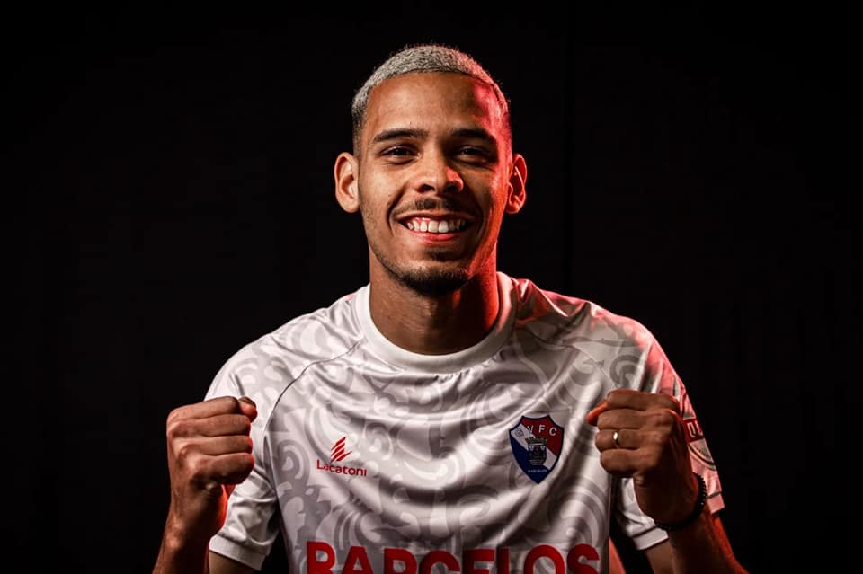 Gabriel Pereira knytter næverne i et billede for Gil Vicente