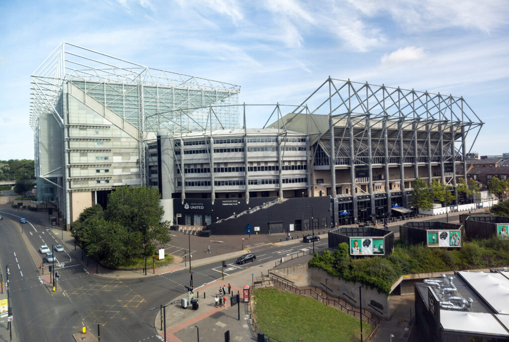 Her ses Newcastle Uniteds ikoniske hjemmebanestadion, St. James Park.